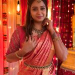 Riya Vishwanathan Instagram - Saree @elampillai__saree_ Blouse @abarnasundarramanclothing Accessories @chennai_jazz Mua @glittersbytabbu . . Pc @rajaelangovan_offi ❤️ . . #pic #picoftheday #sareelover #myself #love #weddingscenes #maha #sandakozhi #zeetamil #riyavishwanathan