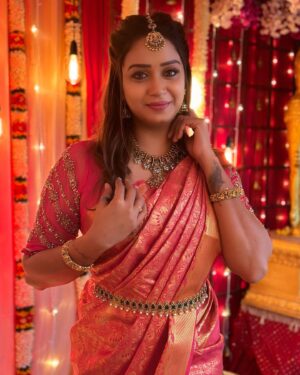 Riya Vishwanathan Instagram - Saree @elampillai__saree_ 
Blouse @abarnasundarramanclothing 
Accessories @chennai_jazz 
Mua @glittersbytabbu 
.
. 
Pc @rajaelangovan_offi ❤️
.
.
#pic #picoftheday #sareelover #myself #love 
#weddingscenes #maha #sandakozhi 
#zeetamil #riyavishwanathan