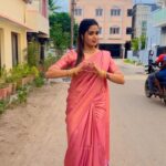 Riya Vishwanathan Instagram - 😬😬 . . Saree @pranatiboutique Blouse stitching @abarnasundarramanclothing Accessories @sruthis_jewellery . . #réel #reelsinstagram #reelsindia #reelsvideo #reelitfeelit #reelkarofeelkaro #funnyvideos #sareelover #zeetamil #sandakozhi #maha #riyavishwanathan