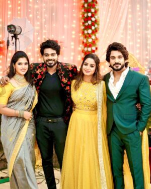 Riya Vishwanathan Instagram - My people ❤️ #receptionscenes 
.
.
.
#pic #picoftheday #picture #shooting 
#zeetamil #sandakozhi #maha 
#riyavishwanathan