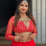 Riya Vishwanathan Instagram - Mobile Click Raw pic ✅ Makeover for Gorgeous @riya.vishwanathan ❤️ Makeup @kalaiartistry Hair @deepa_signature_hairstyles For Makeup Bookings contact 9884700039 @kalaiartistry