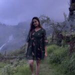 Riya Vishwanathan Instagram - Just for the smart pod view ❤️ and for the person who pushes me to do this reel @karthick_s_ramesh_ 🫶🏻 . Vc and Ec @karthick_s_ramesh_ ❤️ Locay @tehycaofficial . . #reels #reelsinstagram #reelitfeelit #reelkarofeelkaro #reelsvideo #nature #naturelovers #greenery #love #trip #kodaikanal #tehyca #riyavishwanathan
