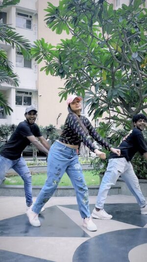 Riya Vishwanathan Instagram - Heart’u nikka laaa ❤️
.
Singer turns to a single take dancer @sivaangi.krish 
Rock star @official_harshavardhan 
.
Choreography ❤️ you have more way to go  @karthick_s_ramesh_ 
.
.
#reels #reelsinstagram #reelitfeelit #reelkarofeelkaro 
#mediamasons #album #albumsong 
#riyavishwanathan