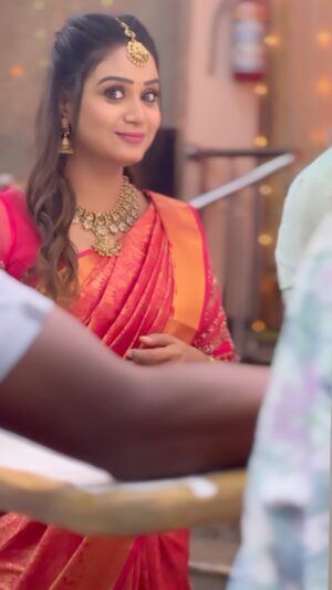 Riya Vishwanathan Instagram - Saree @elampillai__saree_ 
Blouse @abarnasundarramanclothing 
Accessories @chennai_jazz 
Mua @glittersbytabbu 
.
Special thanks to @rajaelangovan_offi ❤️ thanks for the video and the editing anna 🫂❤️ (father material) 🥰
.
.
#reels #reelsinstagram #reelsvideo #reelitfeelit 
#shootlife #shoottime #love #loveyourself #maha 
#sandakozhi #zeetamil #riyavishwanathan