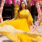 Riya Vishwanathan Instagram - Beautiful lehanga @mokshe_rental_destination thanks ka ❤️ From the set of #sandakozhi @zeetamizh . .Vc @rajaelangovan_offi Anney 🫂 thanks ❤️ . #reels #reelitfeelit #reelsinstagram #reelsvideo #kavala #maha #zeetamil #sandakozhi #riyavishwanathan