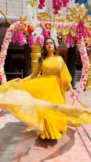 Riya Vishwanathan Instagram - Beautiful lehanga @mokshe_rental_destination thanks ka ❤️
From the set of #sandakozhi @zeetamizh 
.
.Vc @rajaelangovan_offi Anney 🫂 thanks ❤️ 
.
#reels #reelitfeelit #reelsinstagram #reelsvideo 
#kavala #maha #zeetamil #sandakozhi 
#riyavishwanathan