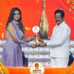 Riya Vishwanathan Instagram - Promising Actor Female Matinee...!!! @riya.vishwanathan Zee Tamil குடும்ப விருதுகள் 2023. #ZeeTamilKudumbaVirudhugal2023 #ZTKV #ZTKV2023 #ZeeTamil