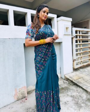 Riya Vishwanathan Instagram - Saree and blouse @sdduniqueboutique_97 
.
.
#pic #picoftheday #pose #shooting 
#sandakozhi #maha #zeetamil 
#riyavishwanathan