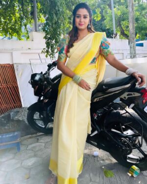 Riya Vishwanathan Instagram - Saree and blouse @sdduniqueboutique_97 
.
.
#pic #picoftheday #pose #shooting 
#sandakozhi #maha #zeetamil 
#riyavishwanathan