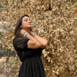 Riya Vishwanathan Instagram - Feel my love 😍 . . . #black #naturelovers #autumn #riyavishwanathan