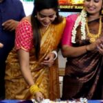 Riya Vishwanathan Instagram - Birthday celebrations of @riya.vishwanathan at RAJKAMAL SHOOTING HOUSE 🎁✨️🎁 The SHOW STEALER of @zeetamizh series SANDAKOZHI our best wishes for her healthy and happy life.. Keep smiling always madam..♥️✨️♥️