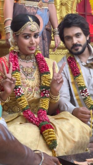 Riya Vishwanathan Instagram - Presenting Maha weds Vikram making scenes from the set of #sandakozhi 
. @studio_vilvam 
.Vc & Ec @rajaelangovan_offi 🫂 
#sandakozhi #maha #vikram #zeetamil