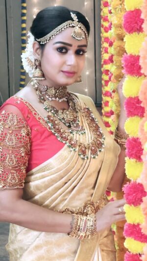 Riya Vishwanathan Instagram - Being maha ❤️ wedding scenes @sandakozhi @zeetamizh 
.
.
Saree @elampillai__saree_ 
Blouse @ve_kay_boutique 
Accessories @chennai_jazz 
.
.video & editing courtesy @rajaelangovan_offi 🫂 Anney 
#saree #sareelover #sareelove #maha 
#sandakozhi #zeetamil