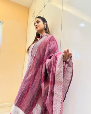 Riya Vishwanathan Instagram - Beautiful salwars @sarees_wholesale_collection 
Salwar stitching @abarnasundarramanclothing 
.
Thank you both ❤️
.
.
#post #picoftheday #pic #salwarsuits 
#serialshoot #sandakozhi #zeetamil 
#maha #riyavishwanathan