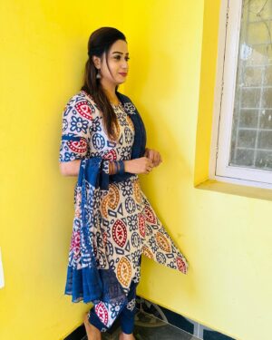 Riya Vishwanathan Instagram - Beautiful salwars @sarees_wholesale_collection 
Salwar stitching @abarnasundarramanclothing 
.
Thank you both ❤️
.
.
#post #picoftheday #pic #salwarsuits 
#serialshoot #sandakozhi #zeetamil 
#maha #riyavishwanathan