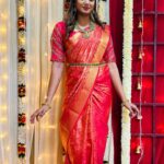 Riya Vishwanathan Instagram - Saree @elampillai__saree_ Blouse @abarnasundarramanclothing Accessories @chennai_jazz Mua @glittersbytabbu . . Pc @rajaelangovan_offi ❤️ . . #pic #picoftheday #sareelover #myself #love #weddingscenes #maha #sandakozhi #zeetamil #riyavishwanathan