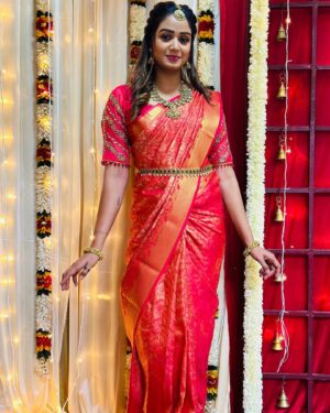 Riya Vishwanathan Instagram - Saree @elampillai__saree_ 
Blouse @abarnasundarramanclothing 
Accessories @chennai_jazz 
Mua @glittersbytabbu 
.
. 
Pc @rajaelangovan_offi ❤️
.
.
#pic #picoftheday #sareelover #myself #love 
#weddingscenes #maha #sandakozhi 
#zeetamil #riyavishwanathan