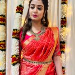 Riya Vishwanathan Instagram - Saree @elampillai__saree_ Blouse @abarnasundarramanclothing Accessories @chennai_jazz Mua @glittersbytabbu . . Pc @rajaelangovan_offi ❤️ . . #pic #picoftheday #sareelover #myself #love #weddingscenes #maha #sandakozhi #zeetamil #riyavishwanathan