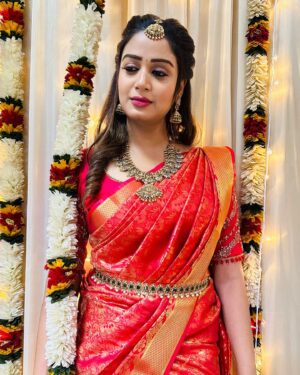 Riya Vishwanathan Instagram - Saree @elampillai__saree_ 
Blouse @abarnasundarramanclothing 
Accessories @chennai_jazz 
Mua @glittersbytabbu 
.
. 
Pc @rajaelangovan_offi ❤️
.
.
#pic #picoftheday #sareelover #myself #love 
#weddingscenes #maha #sandakozhi 
#zeetamil #riyavishwanathan