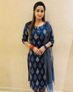 Riya Vishwanathan Instagram - Happy Krishna Jayanthi all 
From the set of #sandakozhi @zeetamizh 
.
Salwar @elegantoutfits_ease 
.
.
#newpost #post #salwarlovers #pic 
#picoftheday #picofday #pictures 
#maha #sandakozhi #zeetamil 
#riyavishwanathan