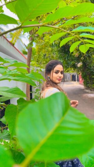 Riya Vishwanathan Instagram - Why not ramaiya vastavaiya in saree…? Just for a change 🥰
.saree @sdduniqueboutique_97 
Vc @navin_kishore17 
.
#jawan #réel #reelsinstagram #reelitfeelit 
 #music #newmusic #trending #trendingreels #viral 
#riyavishwanathan 
.
.
@iamsrk @atlee47 @whiz_bliz