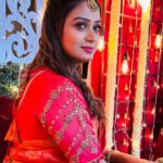 Riya Vishwanathan Instagram - Saree @elampillai__saree_ Blouse @abarnasundarramanclothing Accessories @chennai_jazz Mua @glittersbytabbu . . Pc @rajaelangovan_offi ❤️ . . #pic #picoftheday #sareelover #myself #love #weddingscenes #maha #sandakozhi #zeetamil #riyavishwanathan