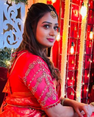 Riya Vishwanathan Instagram - Saree @elampillai__saree_ 
Blouse @abarnasundarramanclothing 
Accessories @chennai_jazz 
Mua @glittersbytabbu 
.
. 
Pc @rajaelangovan_offi ❤️
.
.
#pic #picoftheday #sareelover #myself #love 
#weddingscenes #maha #sandakozhi 
#zeetamil #riyavishwanathan