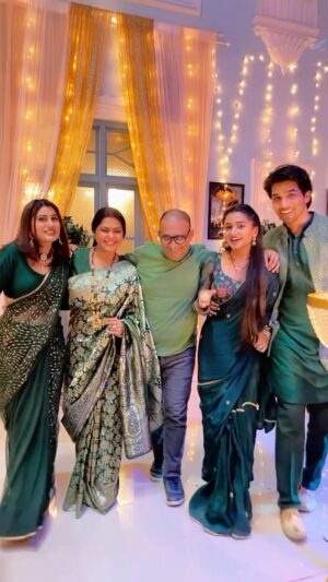 Riyanka Chanda Instagram - When our cute director joins in the family theme.❤️❤️
.
.
.
.
.

#instagood#reelkarofeelkaro#reelitfeelit#actorslife#onset#anokhabandhan#dangaltv