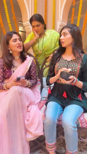 Riyanka Chanda Instagram - Sadhna k do jholmol Ratan kya karu iss Sushma aur Ruby ka🤦🏻‍♀️ 

on set Anokha Bandhan 
video courtesy @iamgopesh 
.
.
.
.
.
#reelitfeelit #reelkarofeelkaro #anokhabandhan #onset #funnyvideos #dangaltvchannel