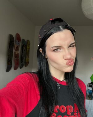 Rizha Instagram - que estructura osea mas dramática lpm que es esa silueta como voy a tener los mofletes y la barbilla tan salidos JAJAJAJAJA