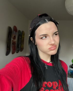 Rizha Instagram - que estructura osea mas dramática lpm que es esa silueta como voy a tener los mofletes y la barbilla tan salidos JAJAJAJAJA