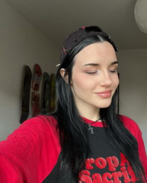 Rizha Instagram - que estructura osea mas dramática lpm que es esa silueta como voy a tener los mofletes y la barbilla tan salidos JAJAJAJAJA