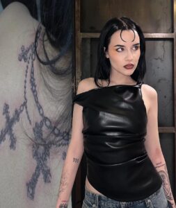 Rizha Instagram - 🧛🏻‍♀️ @finallypress @glassagencia @lacarrera40 @uggineurope @albion1879 @mango @bershka