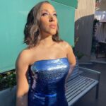 Robin Thede Instagram - PSA for today’s #TotalEclipse! First photo is how NOT to look at the eclipse, second photo is how to do it (mostly) correctly. 😎