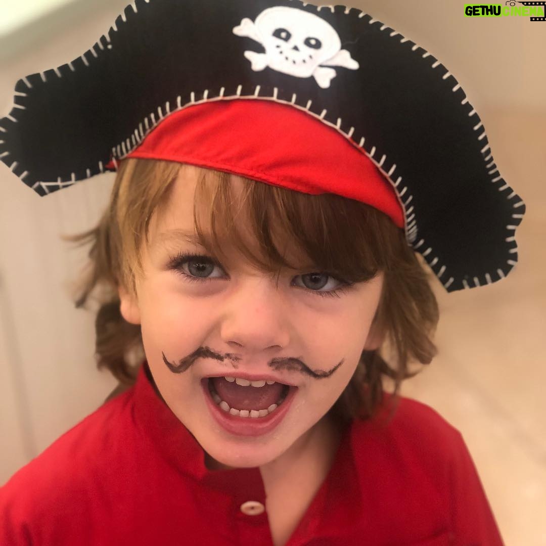 Robin Tunney Instagram - I’m terrible at drawing mustaches but I think Oscar really compensates by committing fully to the character. #piratecostume