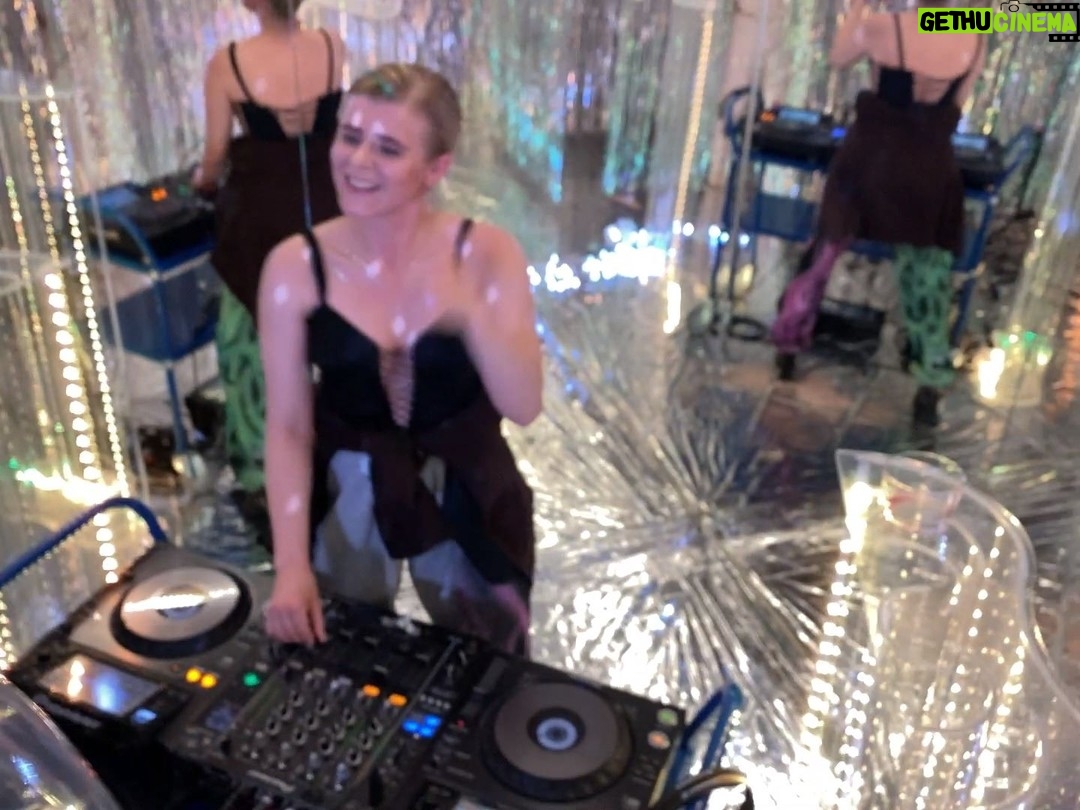 Robyn - 15.4K Likes - @malucamala’s tuuune ”NYC Baby” - I’m gonna give you my l-l-love... Full @adultswim #ClubDomo set on YouTube, link in bio ✨