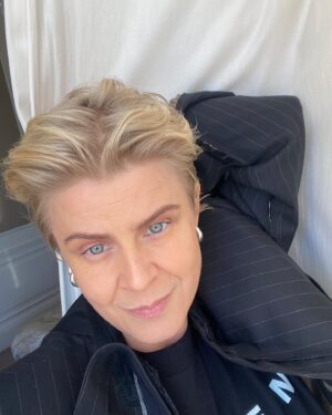 Robyn Instagram - First time in the audience singing Dancing On My Own. The honorary award from the Swedish Music Publishers organisation and the beautiful Neneh Cherry was there to hand it over to me. Im very grateful.

Styled by @_nicowalker_
Hair by @fbjstockholm 
Make up by @kkullenbergmakeuphair
