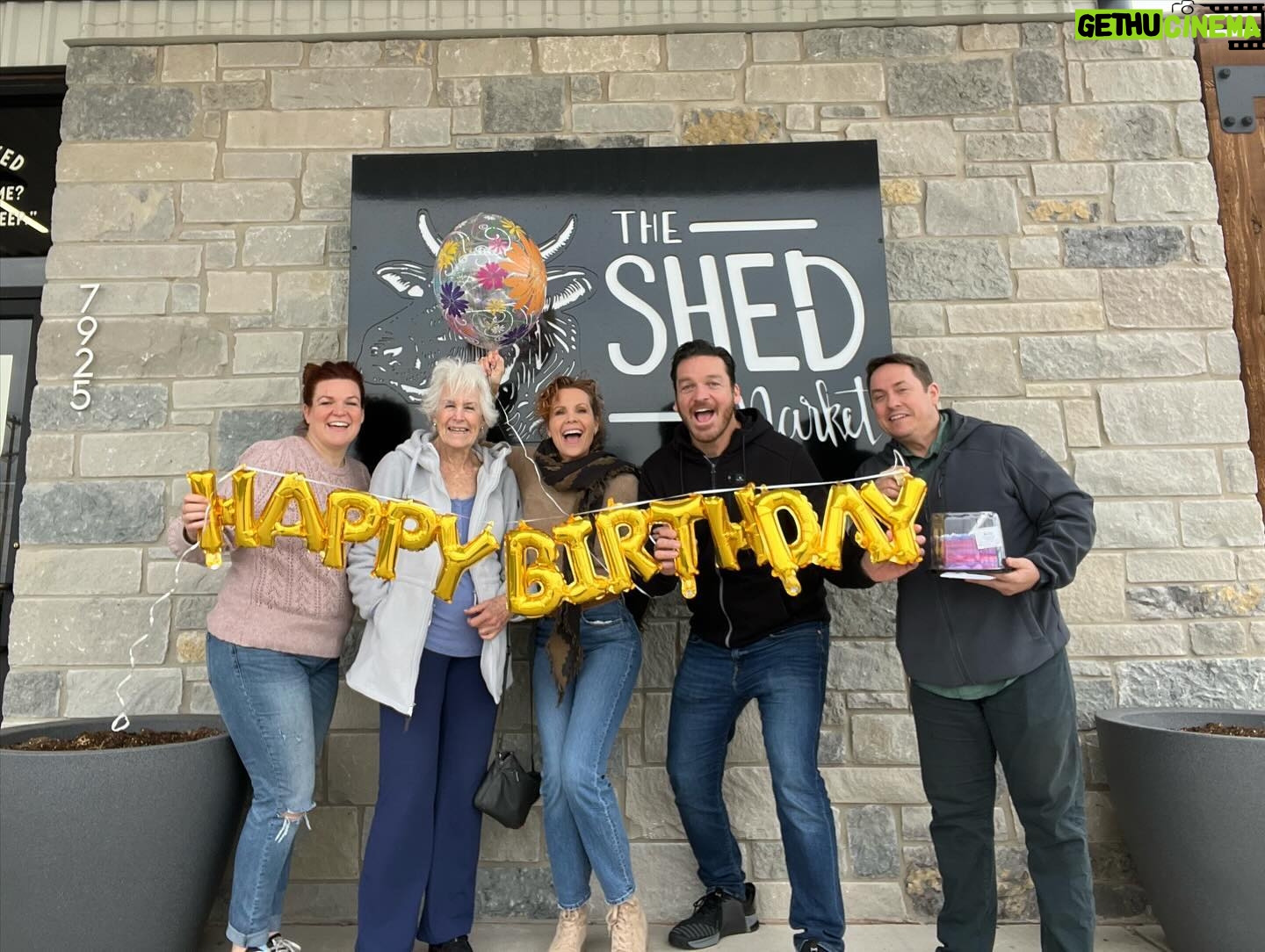 Robyn Lively Instagram - Had the actual best birthday! I mean what’s better than straight chillin’ in the Bahamas, then heading to the south for dipped cones and chatting with the locals at the DQ and playing my favorite tunes on the jukebox while eating the entire menu at the Waffle House?! Thank you to EVERYONE who went out of their way to make me feel so cherished and loved! What a gift! And thanks to all of you here who always, always show me nothing but kindness and support 🥰 You’re just the best! If birthdays didn’t mean I was getting older I’d want to have them all the time!! 🥳