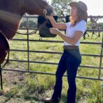 Robyn Lively Instagram - My new friends 🐴💘I swear I have the best job ever. I never take a moment of it for granted. #911lonestar
