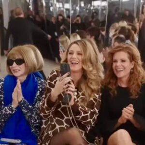 Robyn Lively Instagram - What a privileged seat here with my sister and forever Galentine❤️at @michaelkors fashion show! 

#michaelkors #NYFW #fashionweek #michaelkorscollection