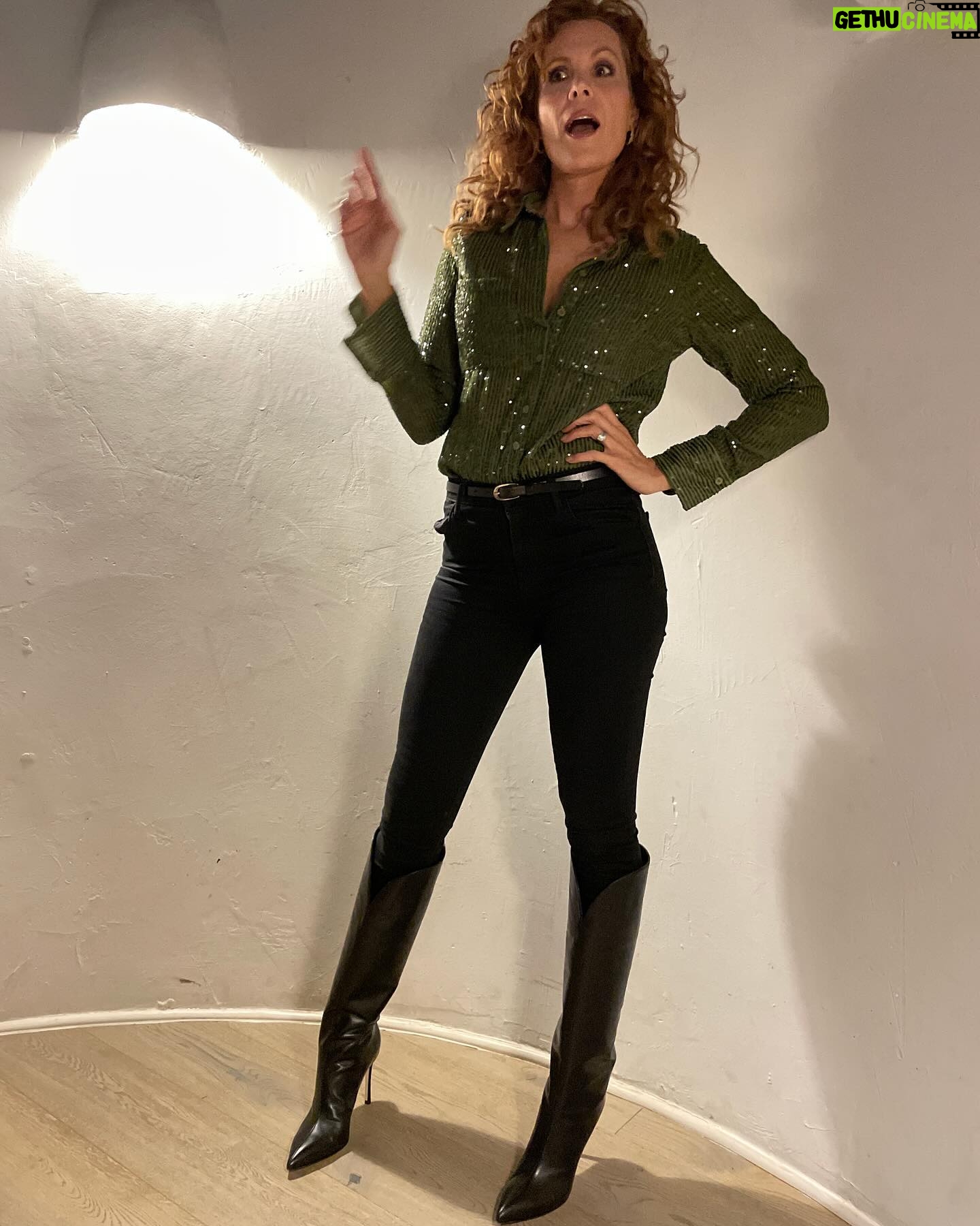 Robyn Lively Instagram - “I have a question” ☝🏼 Are we lovin’ my cute boots?! I am! Thank u @beautiisoles for helping me feel party festive for @keeganmichaelkey & @the_elle_key dual birthday bash! 🥳 Ps Is it really Monday already?? What was the best part of your weekend?