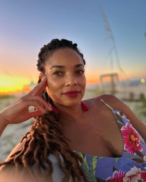 Rochelle Aytes Instagram - I’m more than a little late with this post but…What a Birthday Month I had! 
Thank you to everyone who came out to celebrate with me. To @djjonquick for always coming through! Also bumped into the amazingly talented @vanessabellcalloway ❤️#thevictoriahotelnyc 
I got to see so many loved ones while on my 3 week May Vacation! #NYC #HarlemBorn #Turks and Caicos