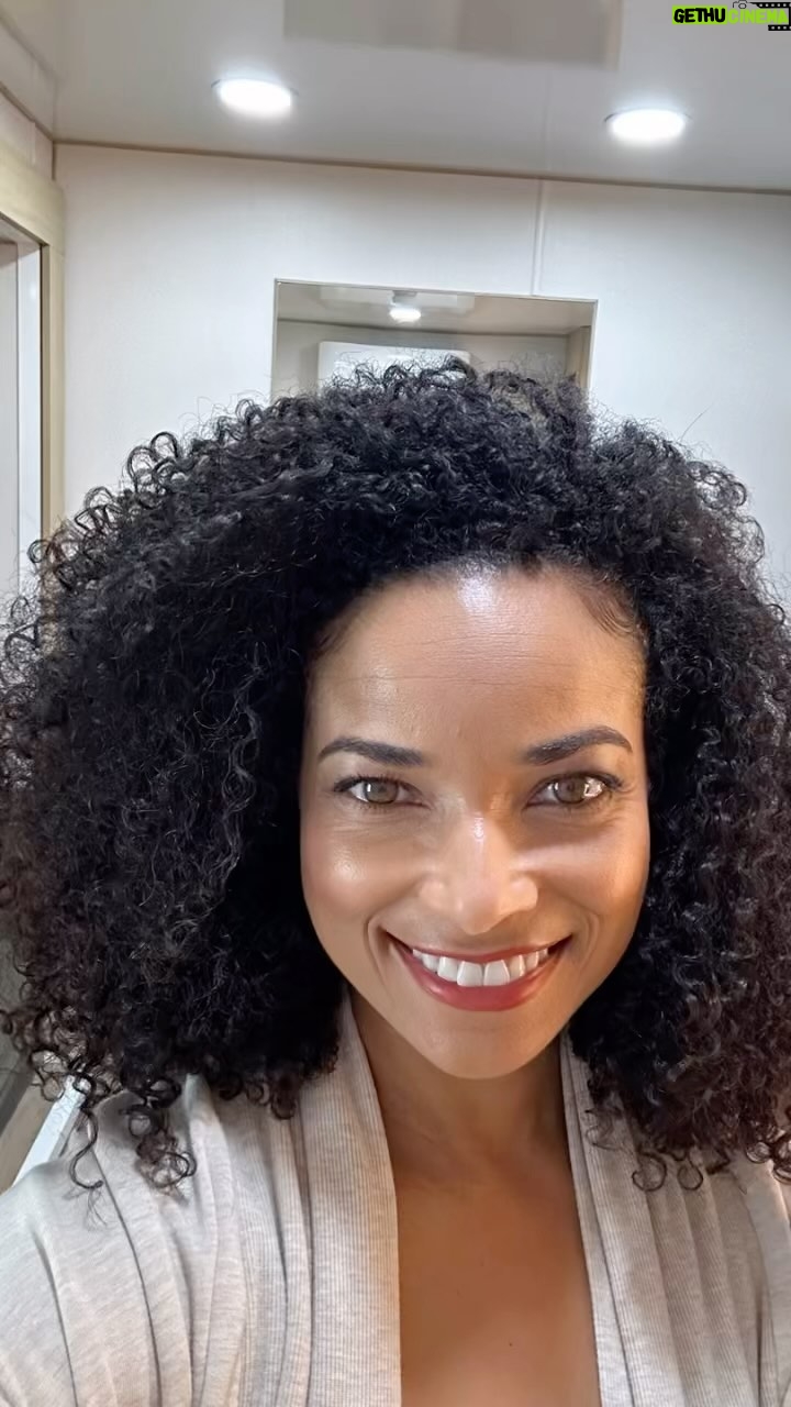 Rochelle Aytes - 2.5K Likes - Happy Friday! Catch an All NEW #S.W.A.T TONIGHT! 8/7c 🔥 @cbstv @swatcbs