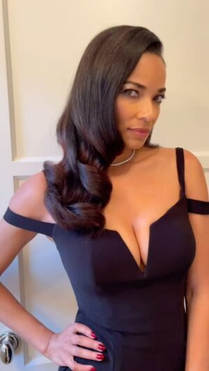 Rochelle Aytes Instagram - I got to present @shemarfmoore with the @hollywoodbeautyawards #Gentleman Award. So well deserved! Congratulations! 😘
Thank you to my fabulous hair and makeup team! 😘
Makeup by @makeupbypaulajane 
Hair by @beautyxsophierose