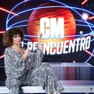 Rocío Madrid Instagram - Mañana a las 22.50 h os esperamos en @telecincoes .
Un reencuentro que por lo poco que he visto va a ser muy emocionante, divertido y nostálgico. 
Fueron 8 años de un programa transgresor, atrevido y único que hizo historia en la tv en este país.
Yo tuve el honor de formar parte de él y están siendo unos días muy emotivos para mi 🥹.
Os espero a todxs.
Gracias @marcjuancomunicacion para @benitosantosoficial por hacerme brillar literalmente 🌟🤗.
Fotos fantásticas como siempre by @joseirun_fotografia ❤️.