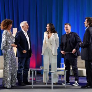 Rocío Madrid Instagram - Mañana a las 22.50 h os esperamos en @telecincoes .
Un reencuentro que por lo poco que he visto va a ser muy emocionante, divertido y nostálgico. 
Fueron 8 años de un programa transgresor, atrevido y único que hizo historia en la tv en este país.
Yo tuve el honor de formar parte de él y están siendo unos días muy emotivos para mi 🥹.
Os espero a todxs.
Gracias @marcjuancomunicacion para @benitosantosoficial por hacerme brillar literalmente 🌟🤗.
Fotos fantásticas como siempre by @joseirun_fotografia ❤️.