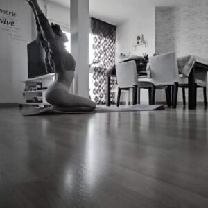 Rocío Madrid Instagram - La práctica de Yoga y la meditación me transformaron .
Esforzarte no solo con tu cuerpo si no también con tu mente y tu alma hace que la vida se vea de otro modo.
Creo que estoy aquí para aprender,aprender y aprender. 
También para vivir,vivir y vivir...
Y nadie dijo que la vida fuese siempre como a uno le gustaría.
Así pues, mejor entregarse y disfrutar de todo,no? 
Ale...Feliz Yoguiviernes 😁🙏🌟