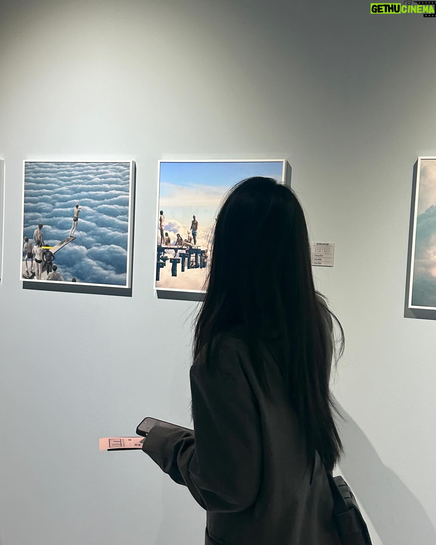Roh Ji-sun Instagram - 그늘은 좋고 햇빛은 뜨겁고 일상은 즐겁고 ~