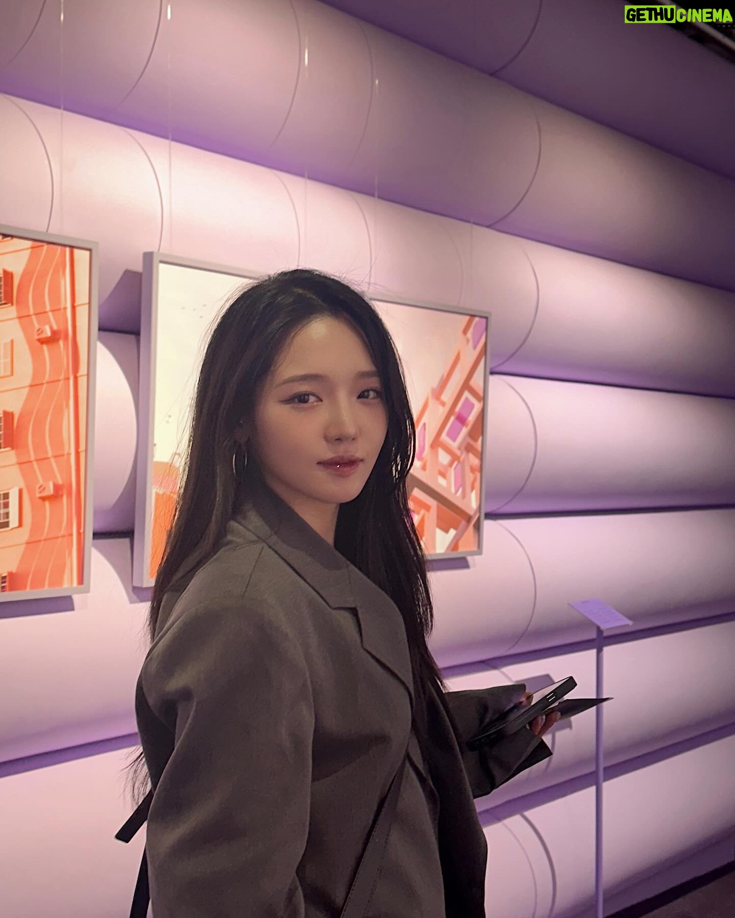 Roh Ji-sun Instagram - 그늘은 좋고 햇빛은 뜨겁고 일상은 즐겁고 ~
