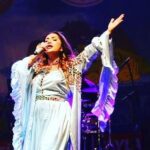 Rojin Instagram – Bi vê mîkrofonê re çîroka min ew qas bı eş e lê ew  qas bı coşe u  dilşewat e jî çima mirov ê ewqas bı eşe ji bona go ê stranekê bıstıre ?, mîkrofon di destê min de bû bombe, nedibû zimanekî qedexe, hunermend nikarîbû pêşî lê bê girtin, divê stran li her derê be gotin , lê min tenê xwest bêgunehiya zimanê xwe yê dayikê, xwezaya bedew a Beytûşebabê, gelê wê yê germ û serokekî nazik û bi edeb,  hemu tışt  gelek xweş û bi coş bû. konserek bı coş bu  spas  gelle Beytussebap spas,seroke  şeradarıye  Kak Habip , spas dayê sakıne spas jı bona bıneren mın u guhdarvanen mın 🌹🌹🌹❤️❤️ her bıjin her hebin 🌹🌹🌹🌹🌹🌹🌹🌹❤️❤️❤️❤️❤️❤️❤️🌹🌹🌹🌹🌹🌹🌹🌹🌹🌹🌹🌹 Bu mikrofonla hikayem çok acılı ama bir o kadar da coşkulu, bir tane şarkı söyleyeceğim diye insan bu kadar acıyı göğüslermi ,sizinle buluşmak için ölüyorken, sizinle buluşmamı engelleyenler, sakat bir balerin sesini kaybetmiş bir sanatçi ve ölü muamelesi yaptılar ama ben kullerımden değil tabutumu kırarak çıktım ,mikrofon elimde bomba olmuştu, yasaklı bir dil olamazdı sanatçı engellenemezdi, şarkısını heryerde söyleyebilmeliydi,oysa sadece ve sadece ana dilimin masumiyetini anlatmak istiyordum, Beytussebabın muhtesem dogası sımsıcak insanları ve centılmen ve kibar baskanıyla çok guzel coskulu bır konser geçirdik tesekkurler Beytussebap tesekkurler Sakıne anne tesekkurler Habip baskan @beytussebap_belediyesi @m.masumsuer  muhtesem fotolar için sonsuz tesekkurler benım yetenekli hemşehrim 🌹🙏❤️❤️❤️🩵🩵#konser #kurdi #perform #beytussebap #elik #sanat #sanatcı #hunermend #stranekurdi #hewler #amed # merdin #duhok # thank you so much @saya___design for thıs amazıng dress